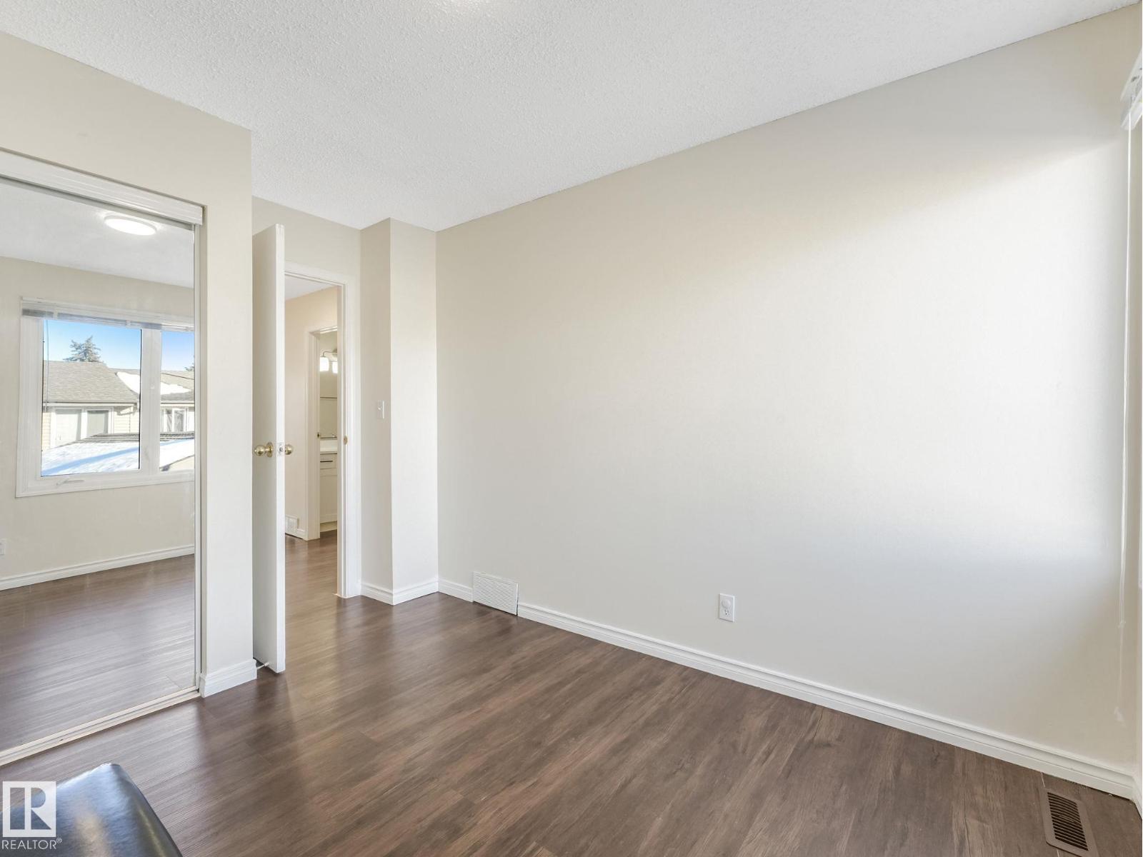 12 AKINSDALE, St. Albert