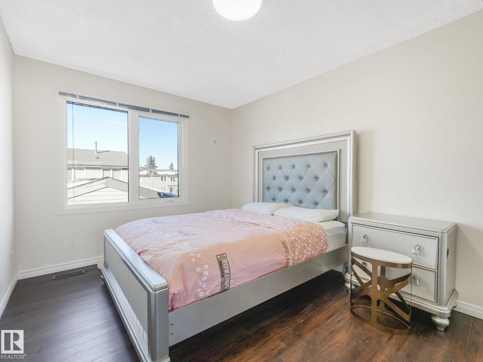 12 AKINSDALE, St. Albert