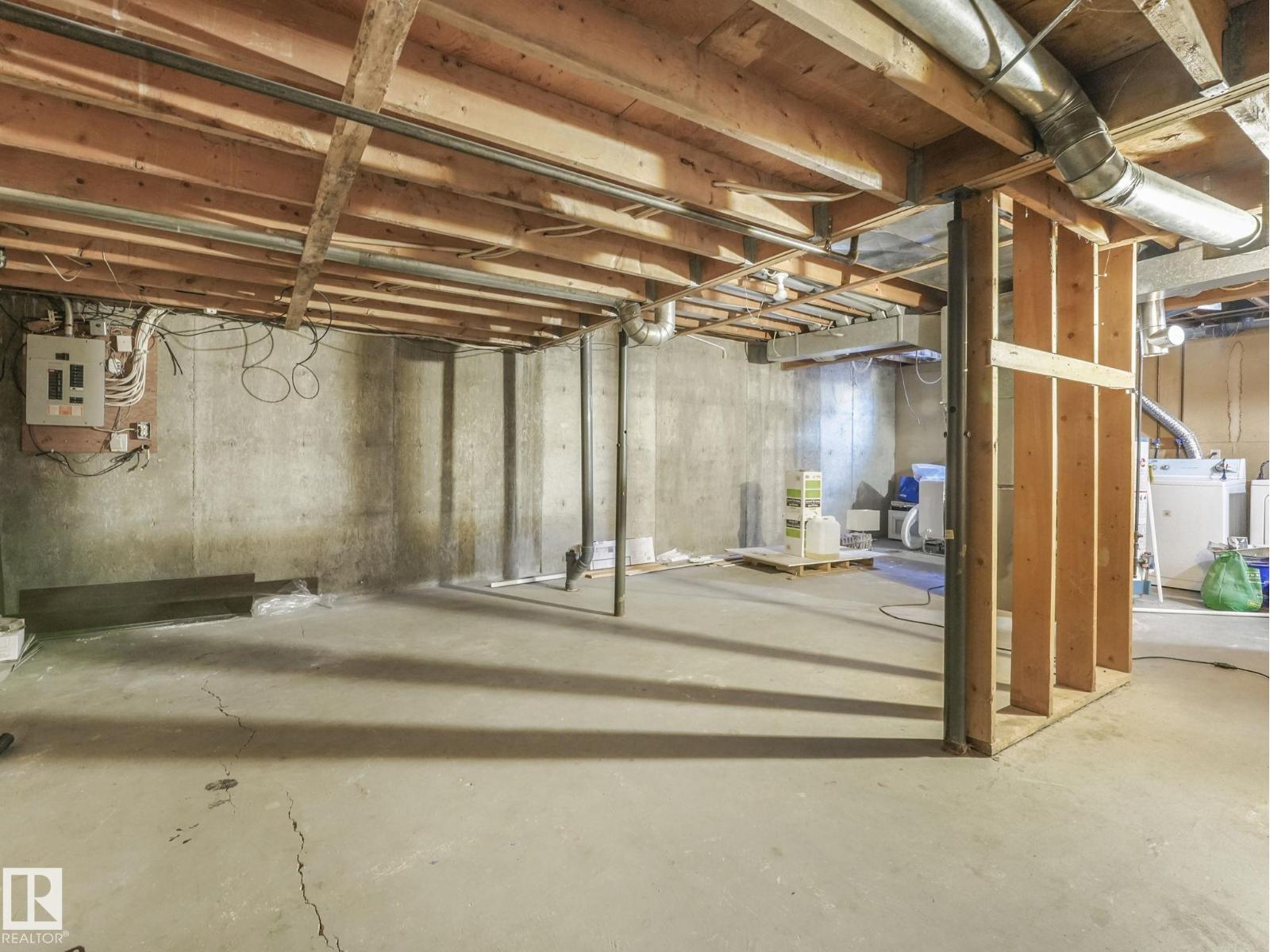 12 AKINSDALE, St. Albert