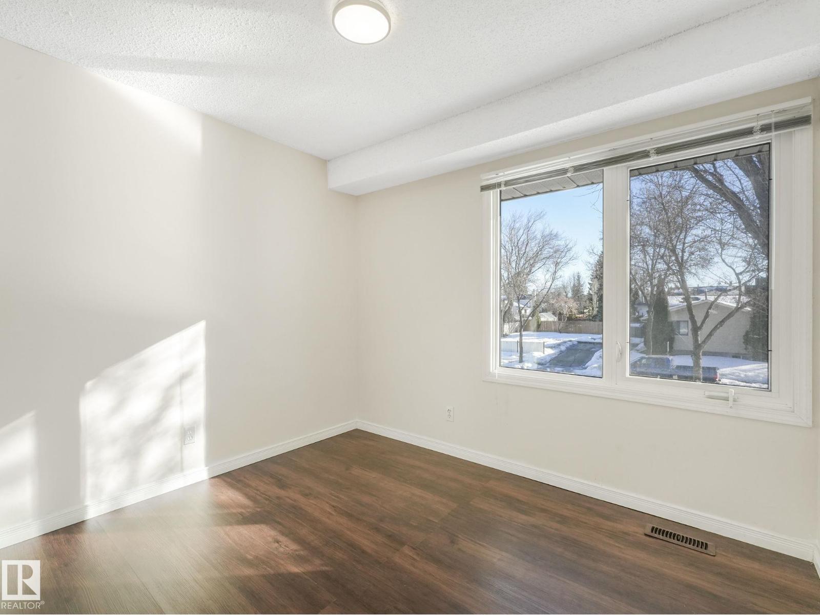 12 AKINSDALE, St. Albert