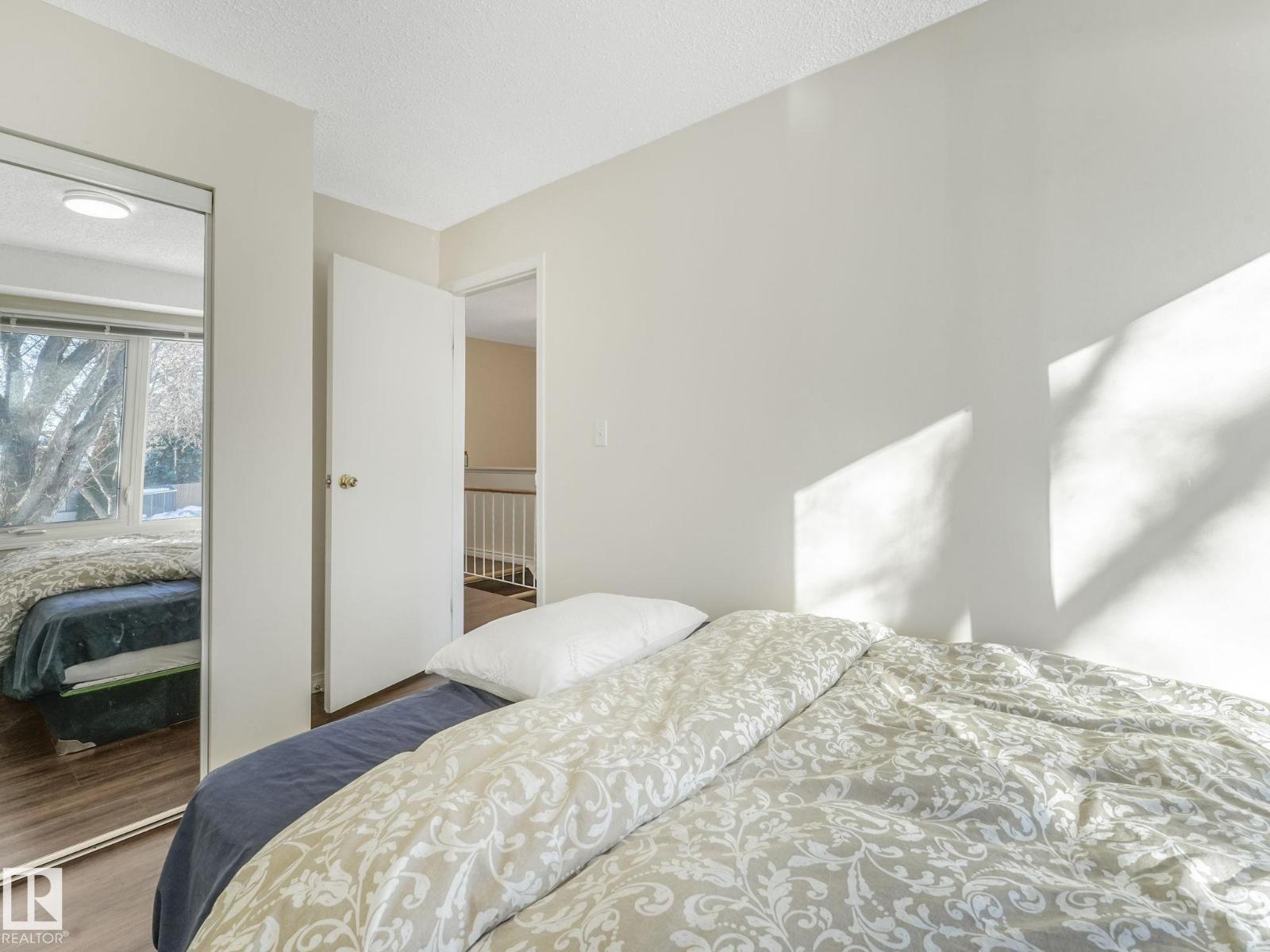 12 AKINSDALE, St. Albert