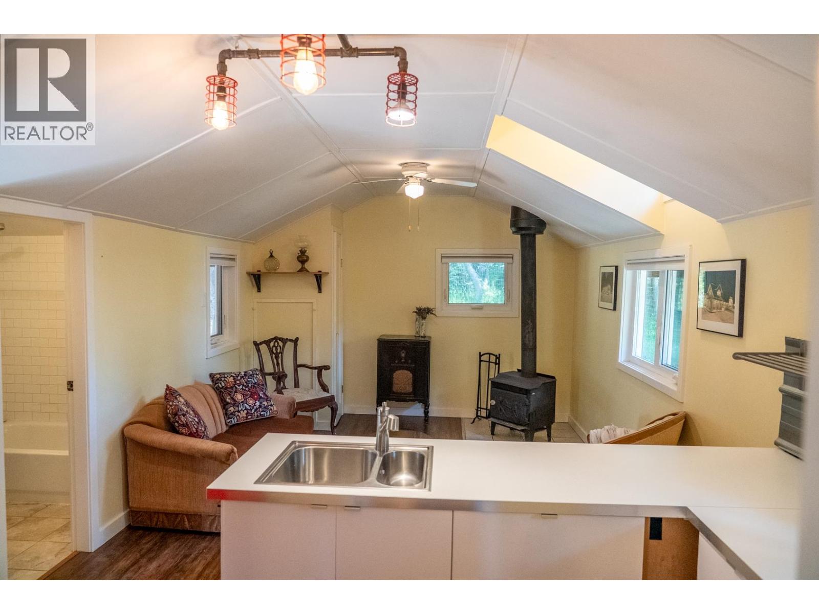 9907 GOWLLAND POINT ROAD, Pender Island