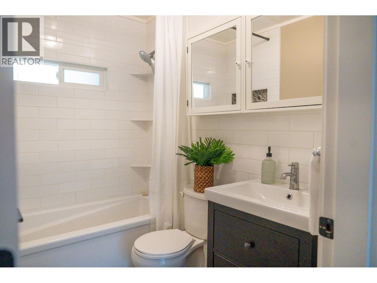 9907 GOWLLAND POINT ROAD, Pender Island