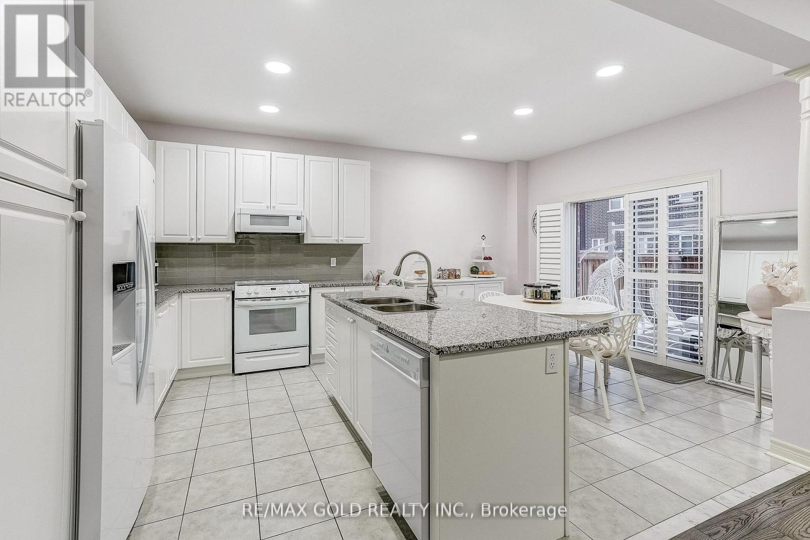 552 BESSBOROUGH DRIVE - 13