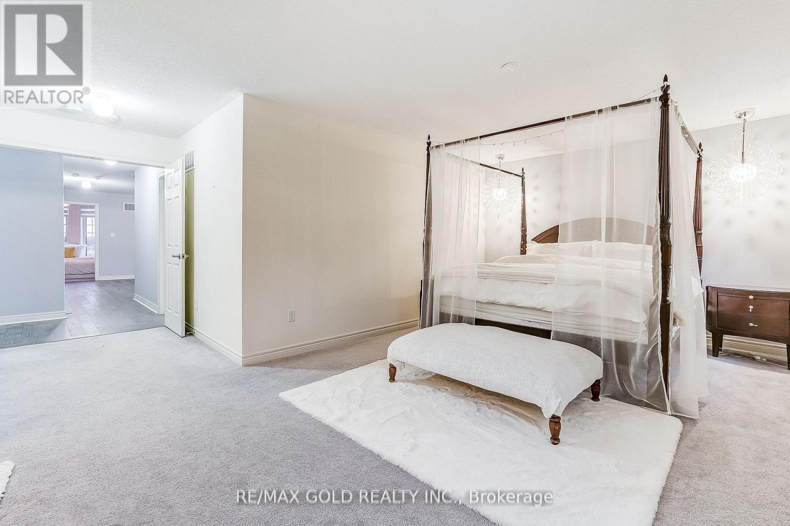 552 BESSBOROUGH DRIVE - 35