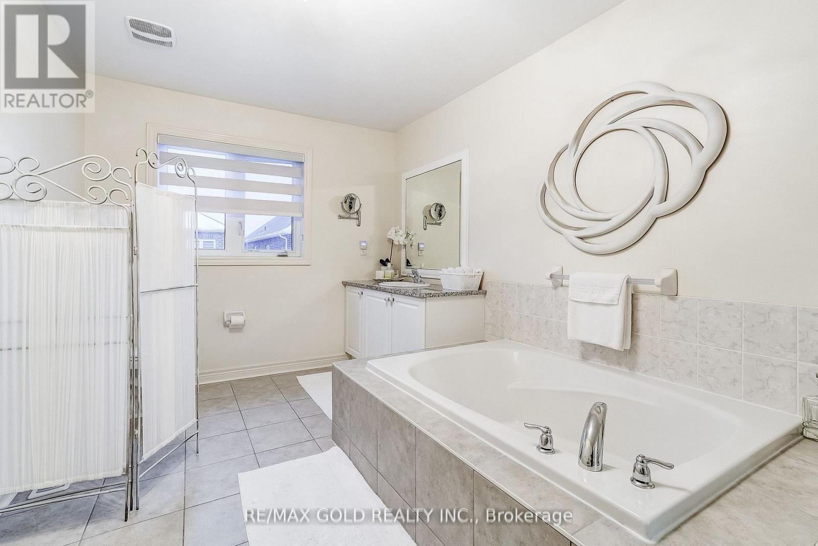 552 BESSBOROUGH DRIVE - 36