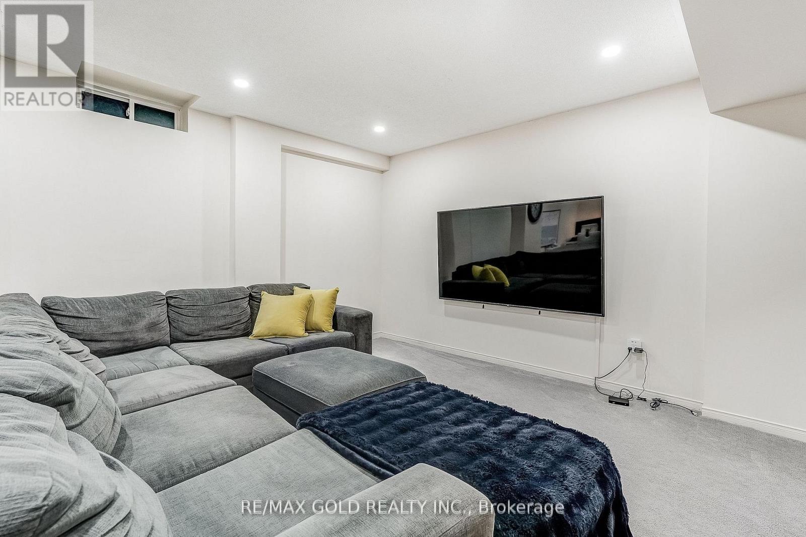 552 BESSBOROUGH DRIVE - 42