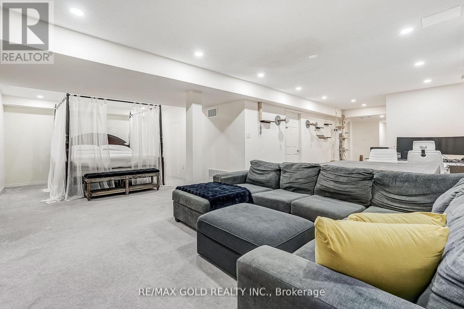 552 BESSBOROUGH DRIVE - 43