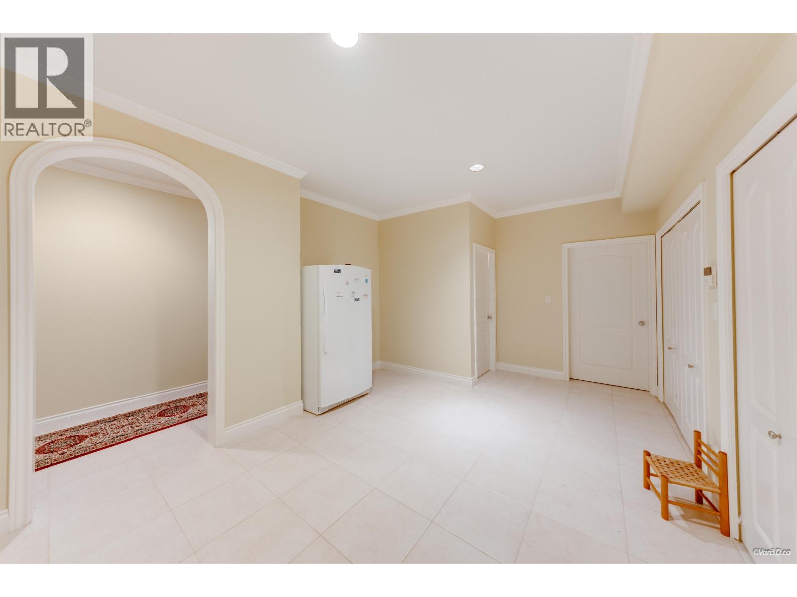 4989 CHALET PLACE, North Vancouver