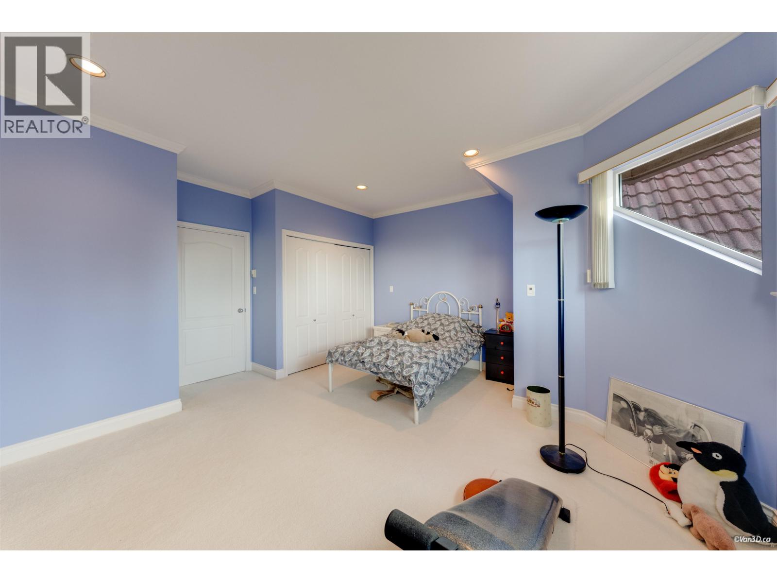 4989 CHALET PLACE, North Vancouver