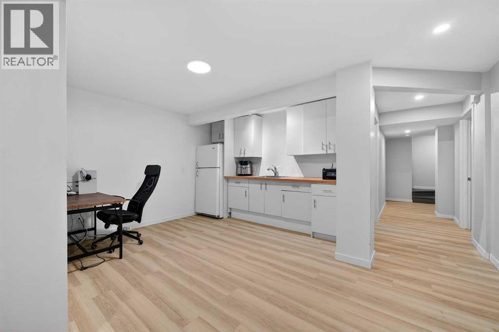 Single Family House for Sale in  Douglas Glen Grove SE Douglasdale/Glen Calgary 