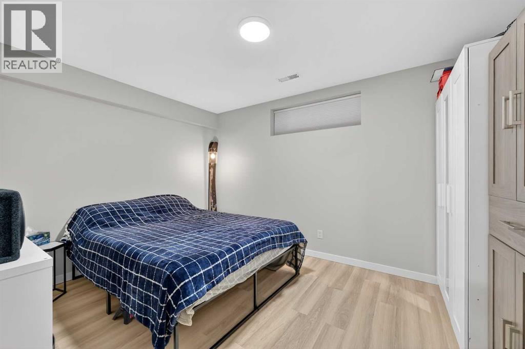 Single Family House for Sale in  Douglas Glen Grove SE Douglasdale/Glen Calgary 