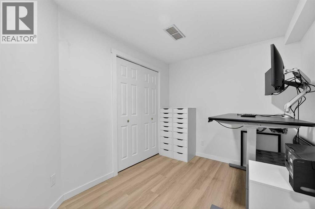 Single Family House for Sale in  Douglas Glen Grove SE Douglasdale/Glen Calgary 