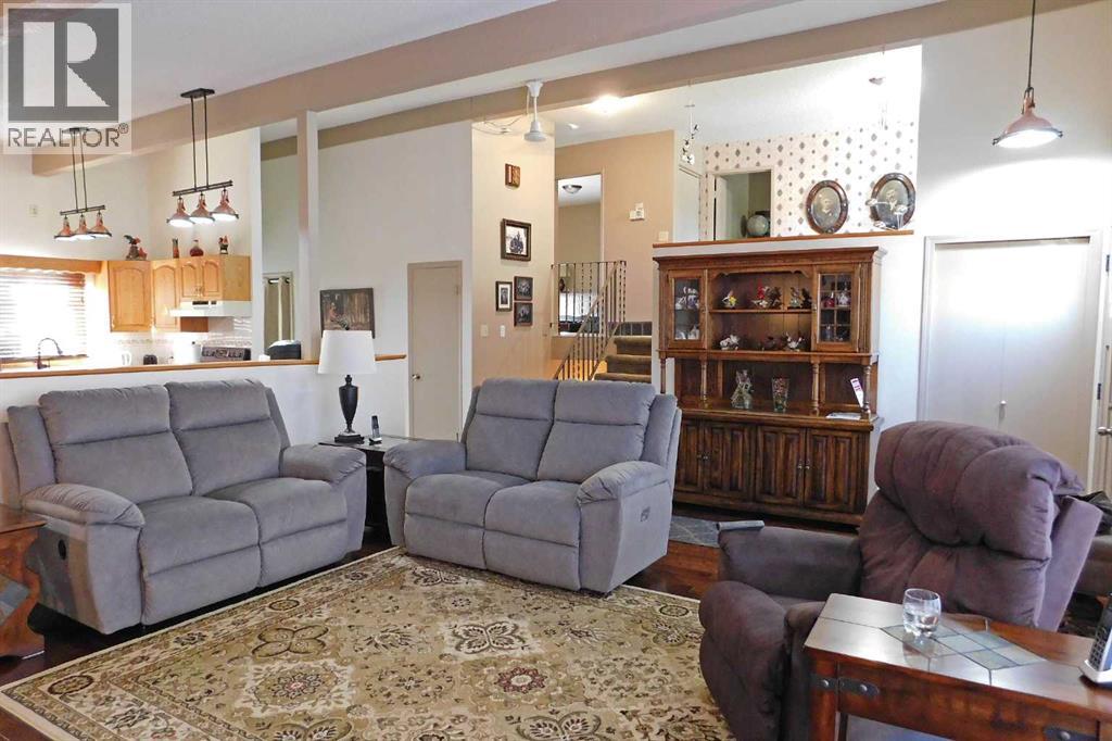 5039 4 Street W - Photo 5 of 47, Claresholm, Alberta