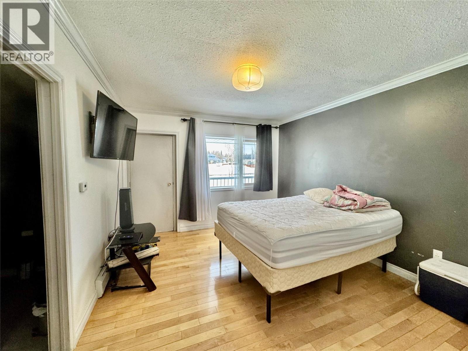 5304 Elevator Road, Pouce Coupe