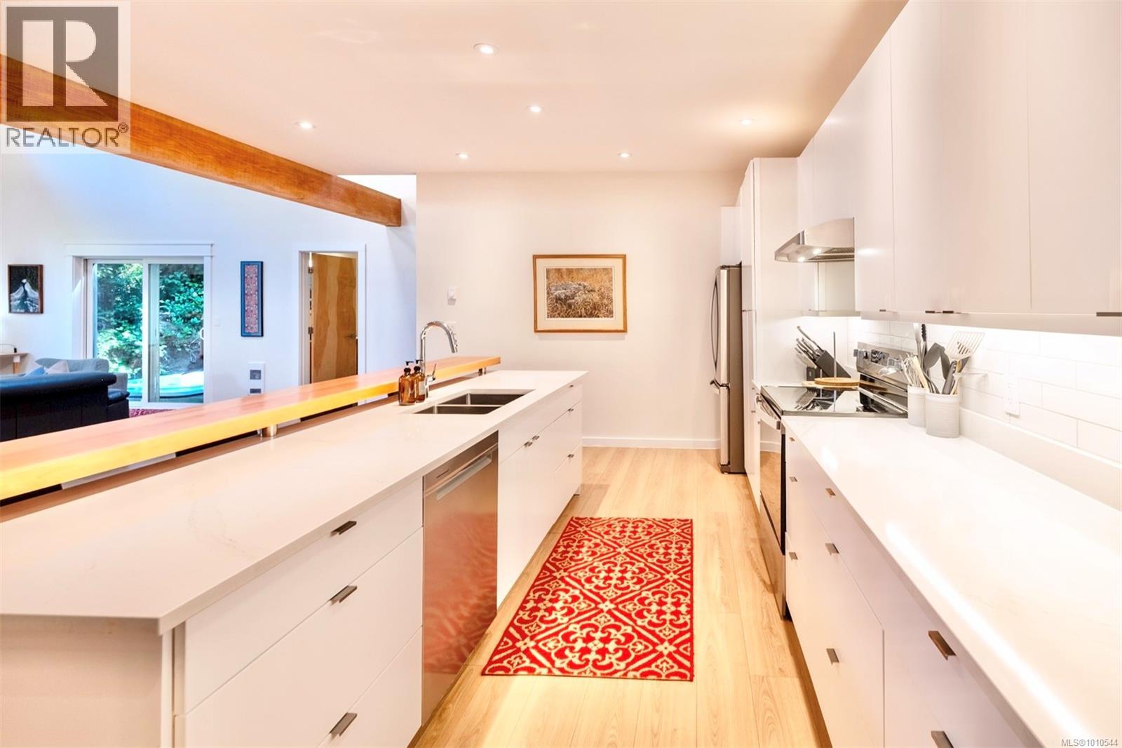 1316 Lynn Rd, Tofino