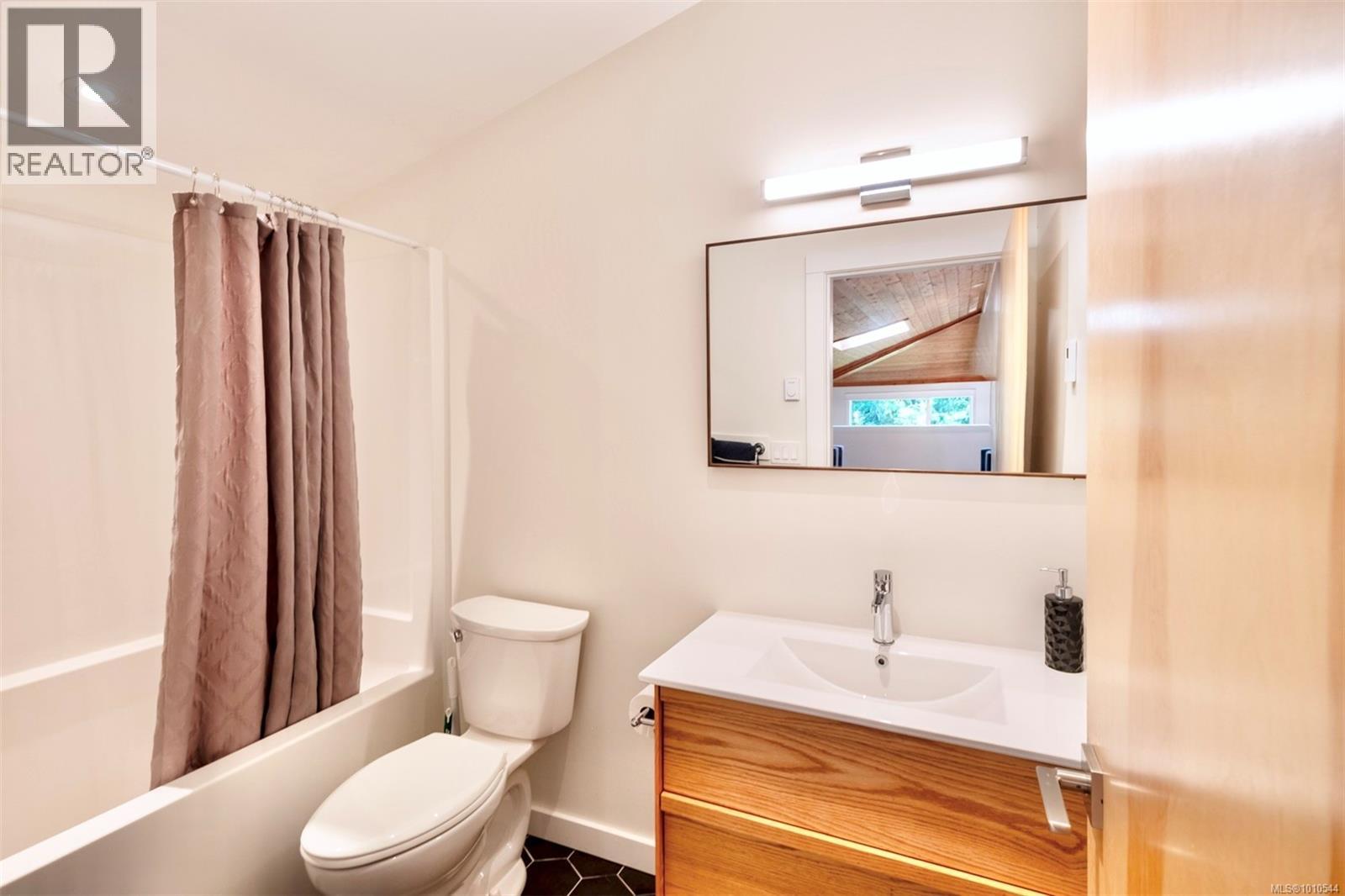 1316 Lynn Rd, Tofino