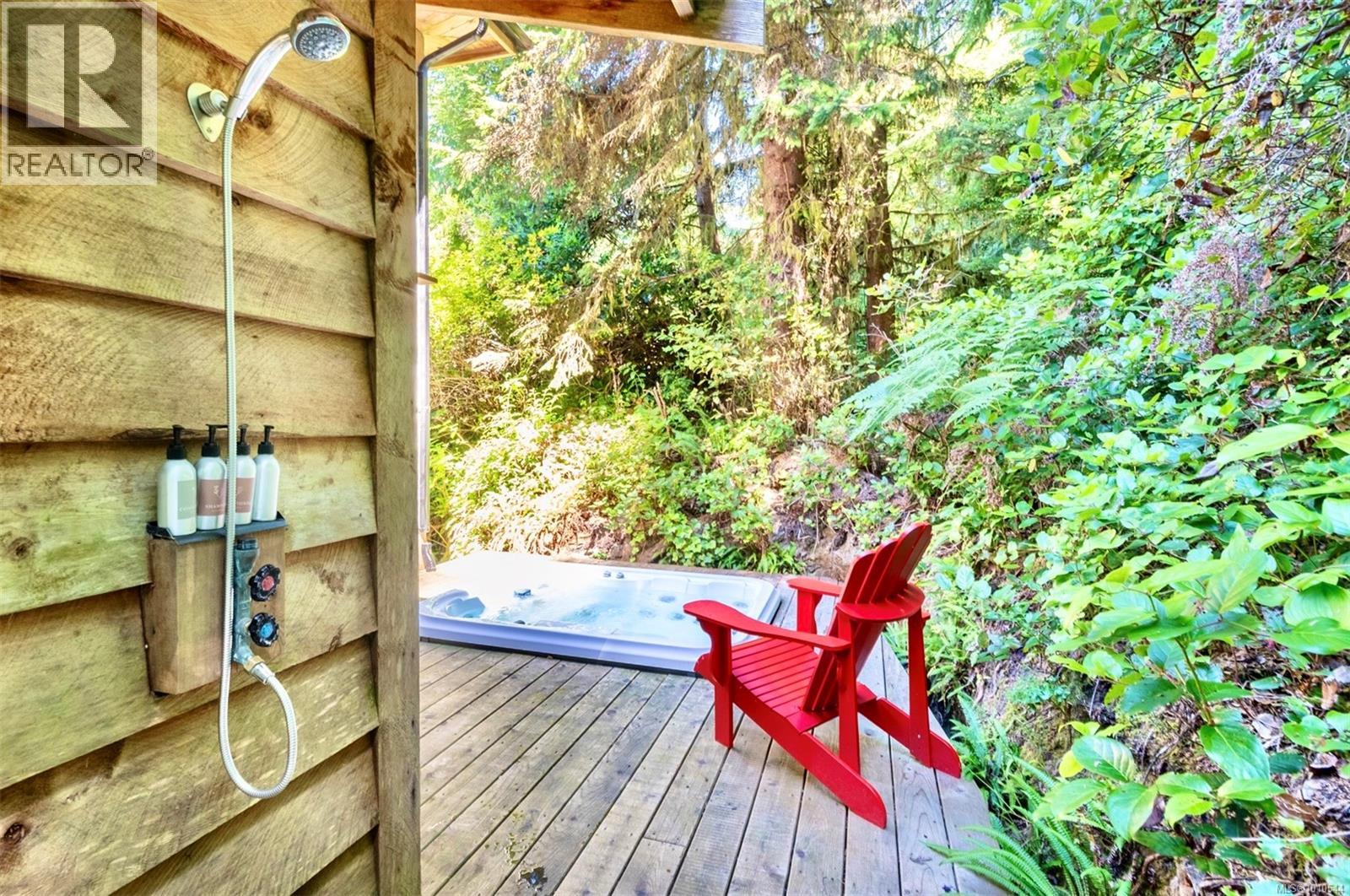 1316 Lynn Rd, Tofino