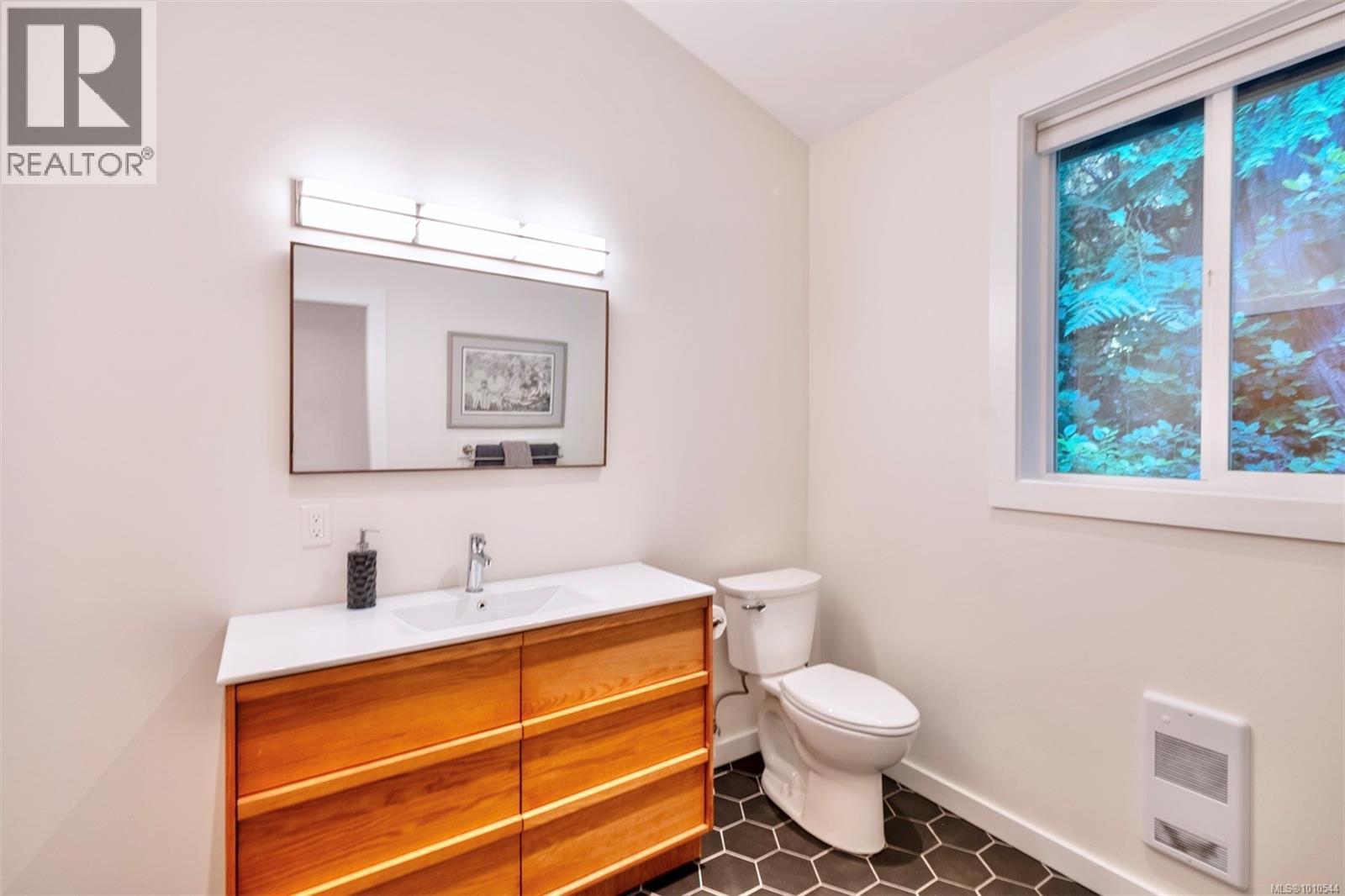 1316 Lynn Rd, Tofino