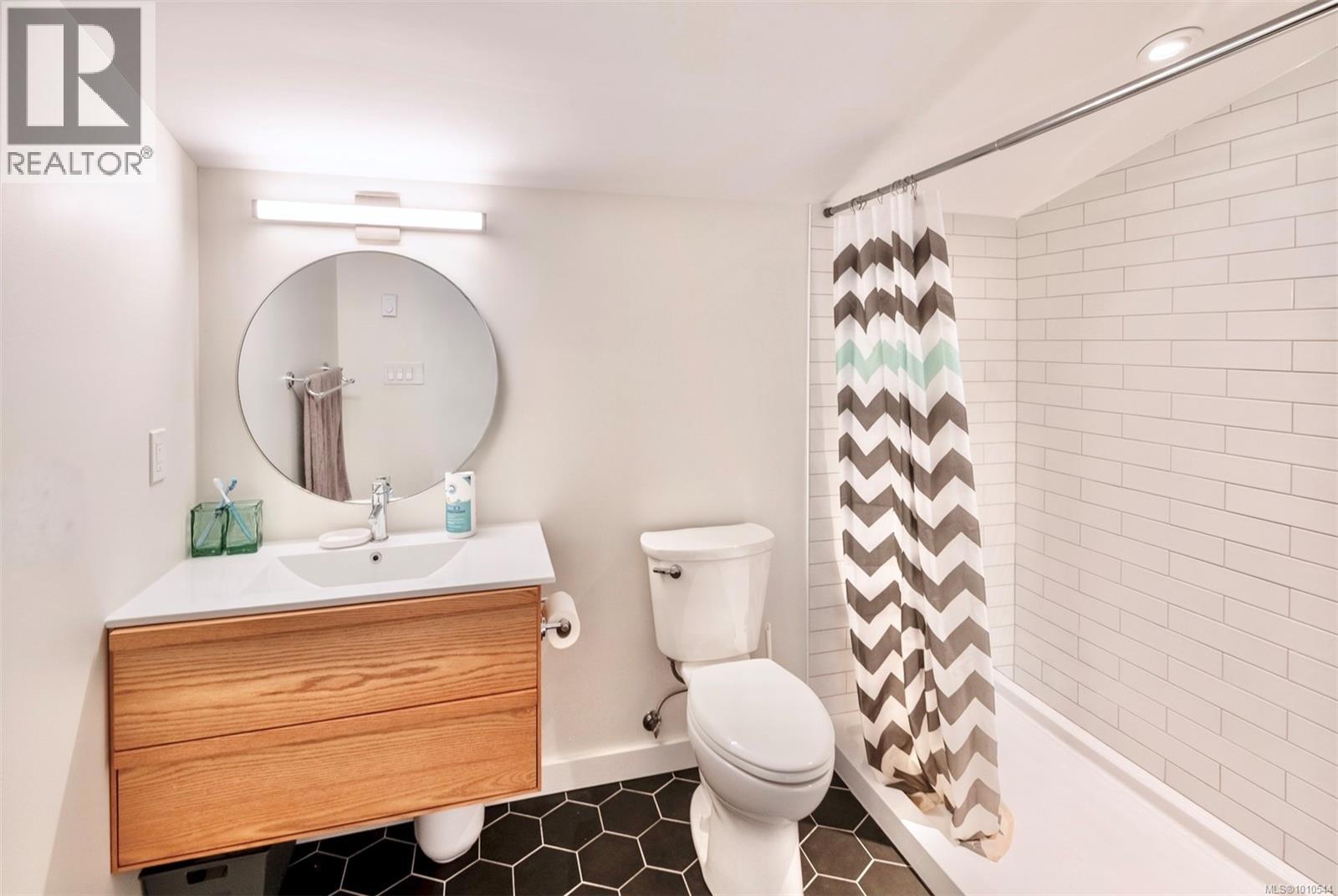 1316 Lynn Rd, Tofino