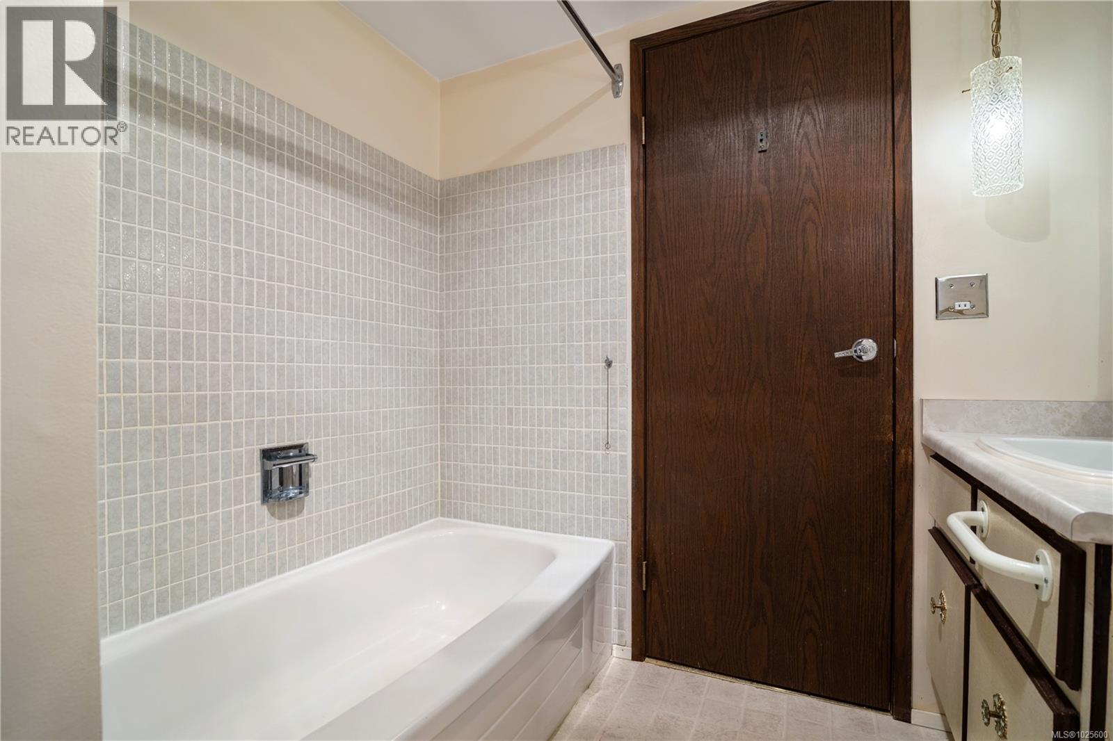 406 853 Selkirk Ave, Esquimalt