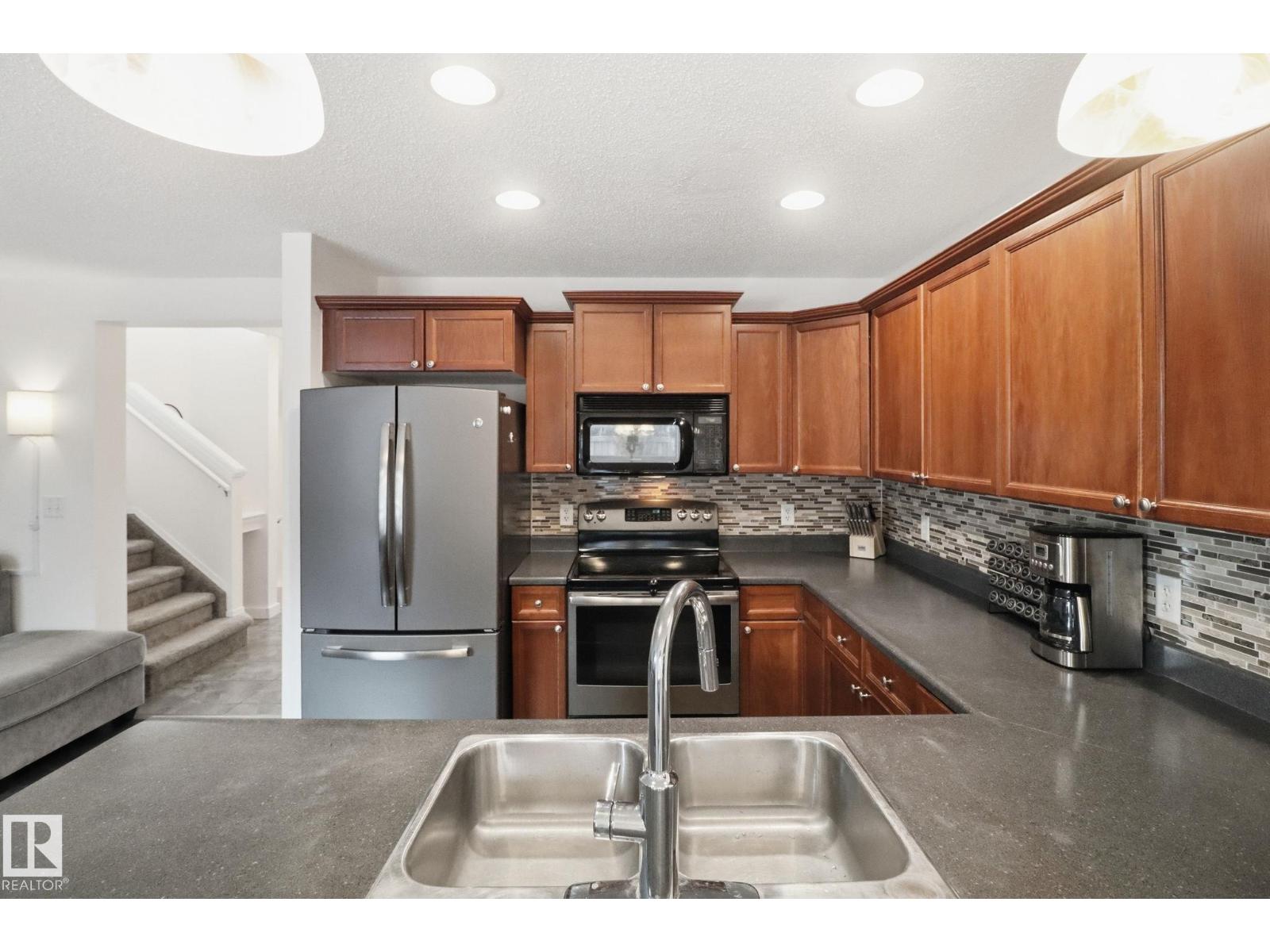 9037 Scott CR NW, Edmonton