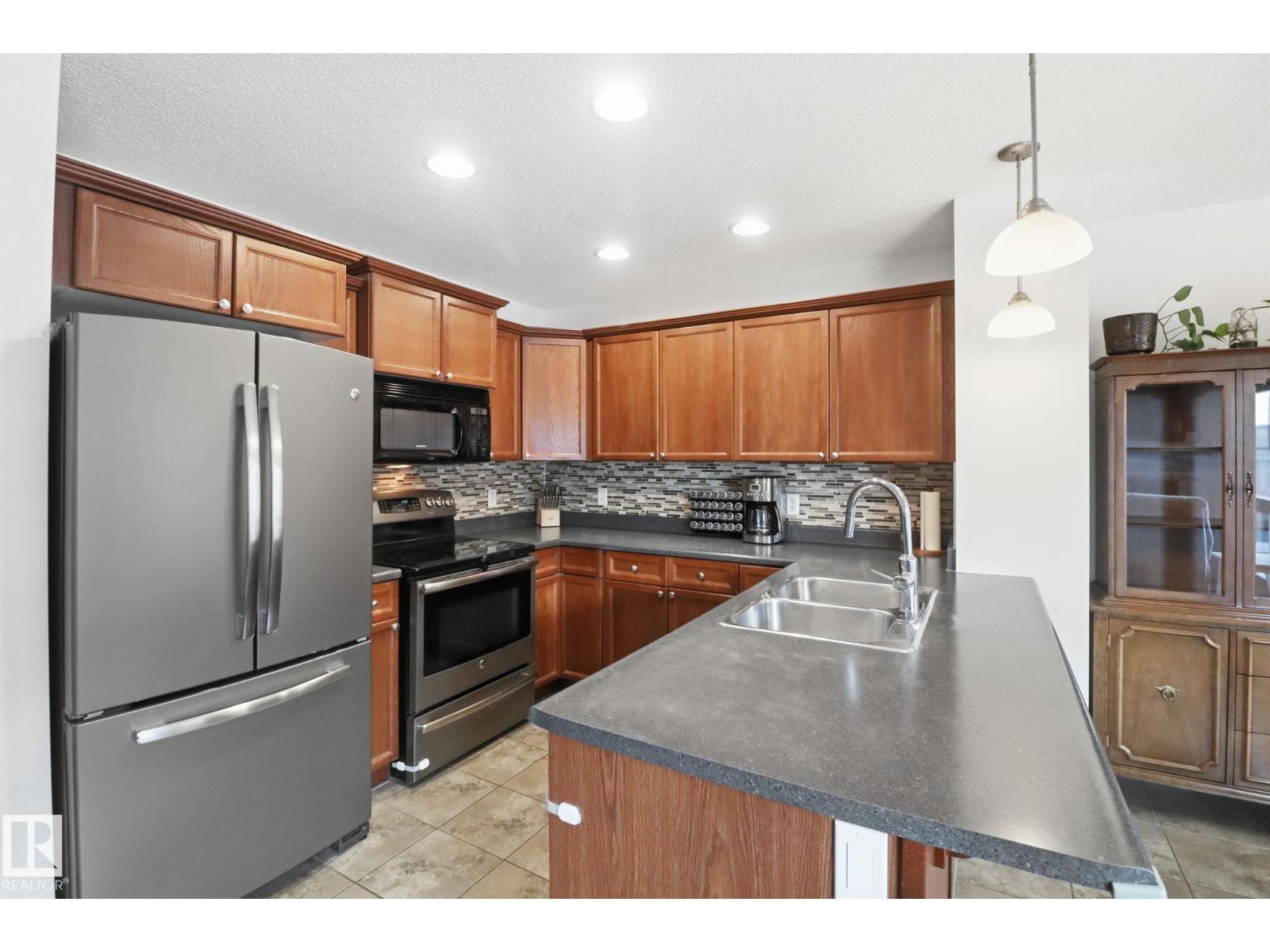 9037 Scott CR NW, Edmonton