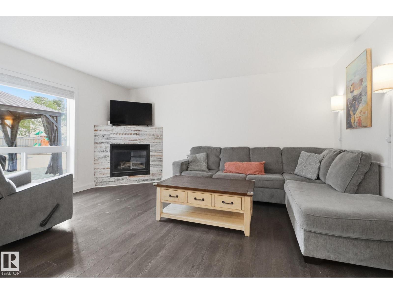 9037 Scott CR NW, Edmonton