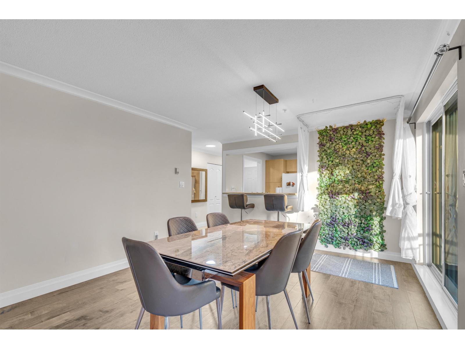 210 15220 GUILDFORD DRIVE, Surrey