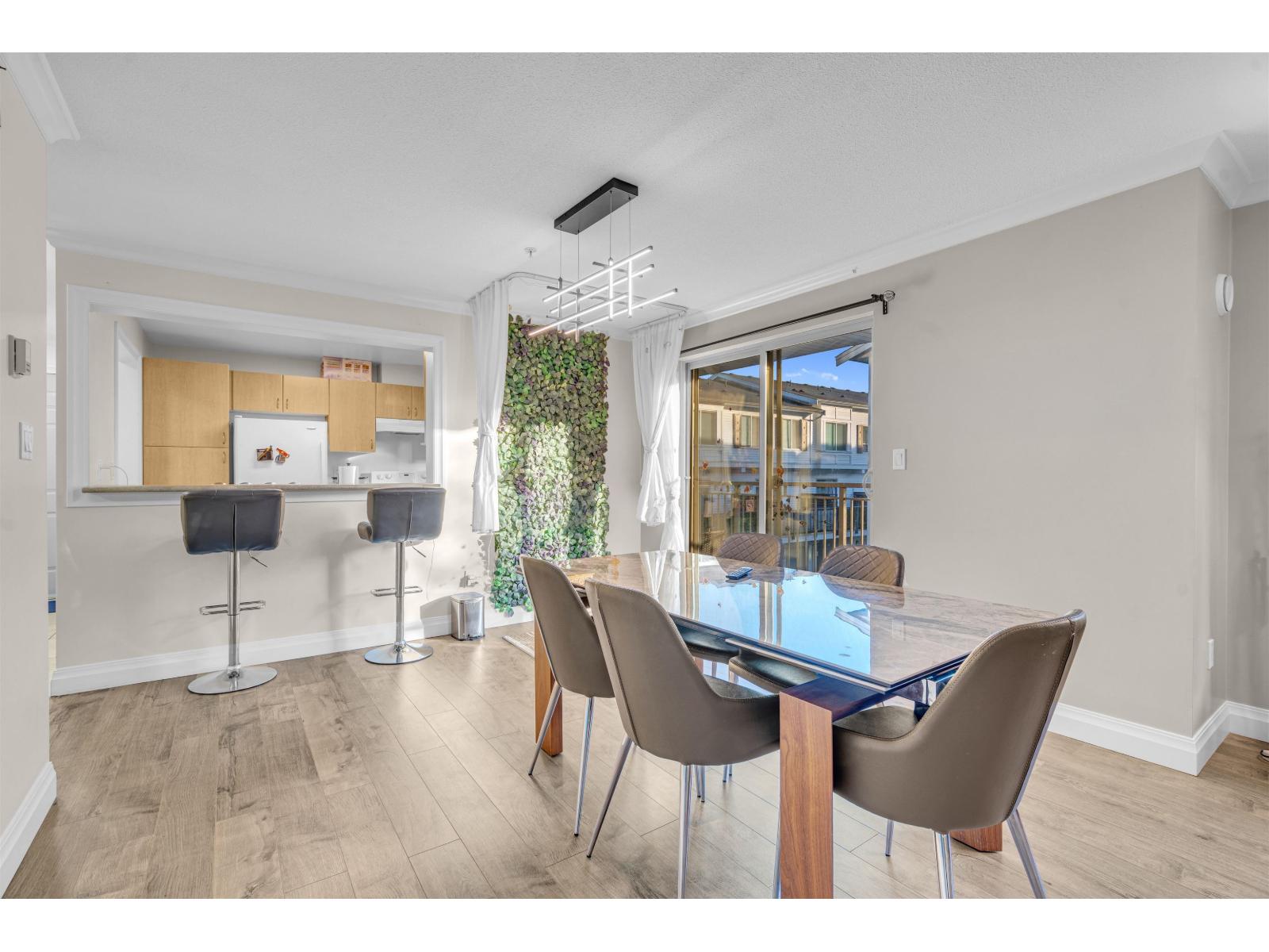 210 15220 GUILDFORD DRIVE, Surrey