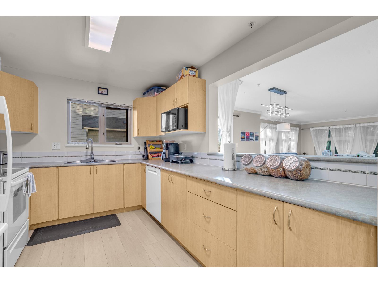 210 15220 GUILDFORD DRIVE, Surrey