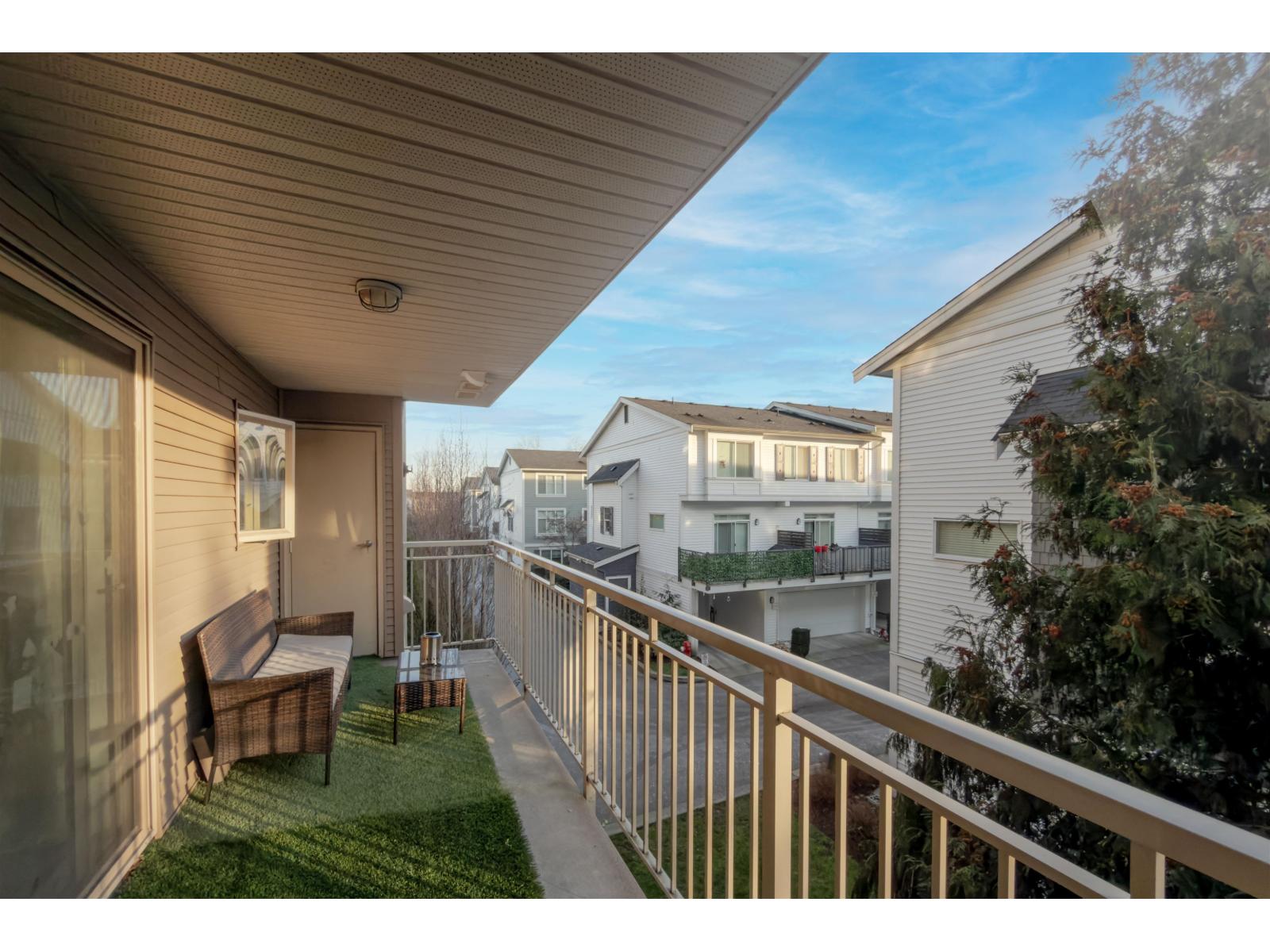 210 15220 GUILDFORD DRIVE, Surrey