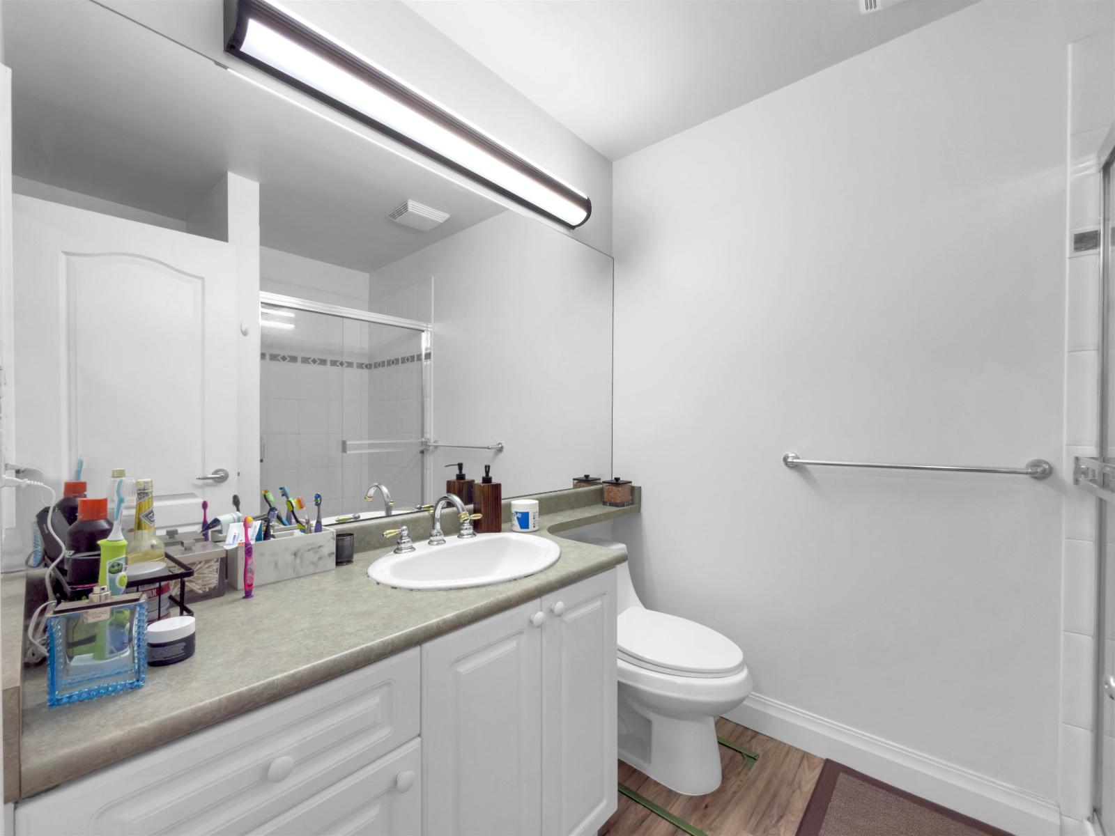 210 15220 GUILDFORD DRIVE, Surrey