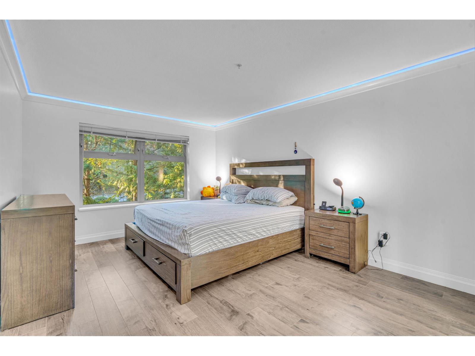 210 15220 GUILDFORD DRIVE, Surrey