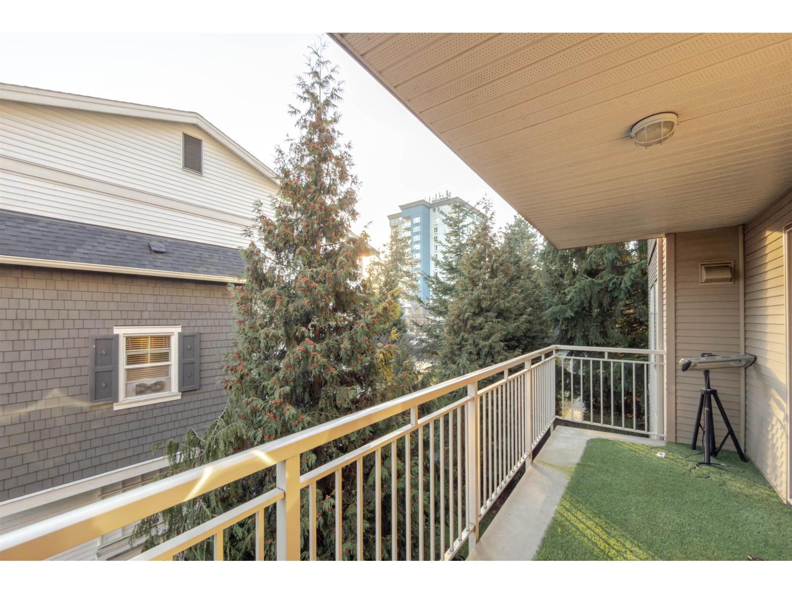 210 15220 GUILDFORD DRIVE, Surrey