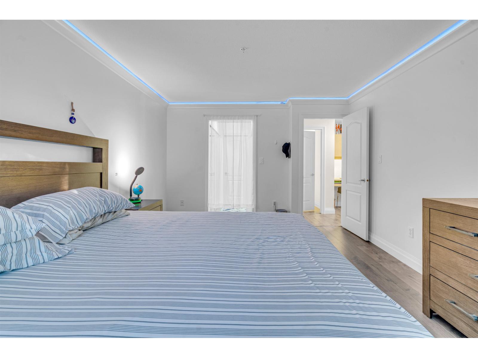 210 15220 GUILDFORD DRIVE, Surrey