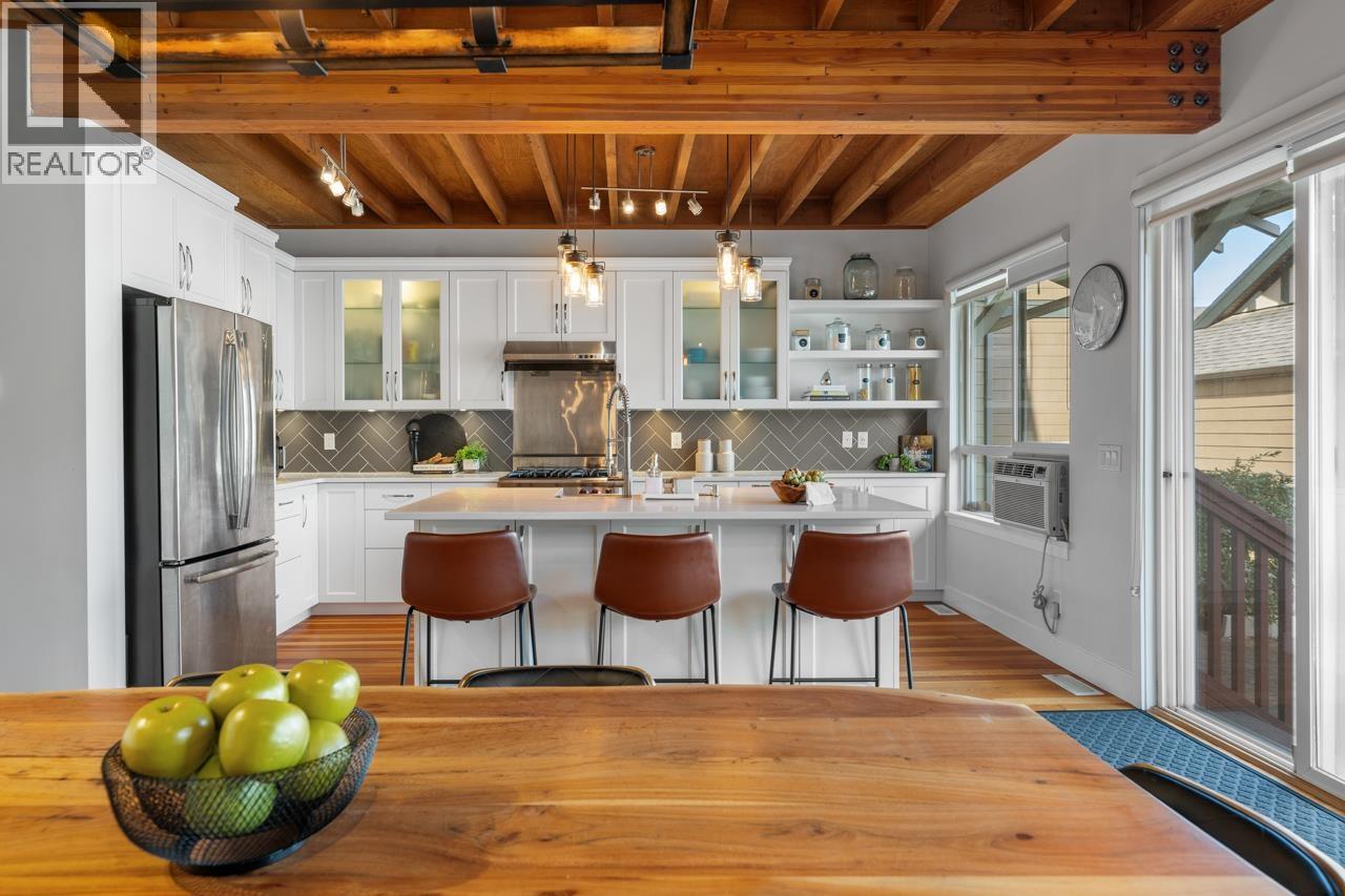 245 HOLLY AVENUE, New Westminster