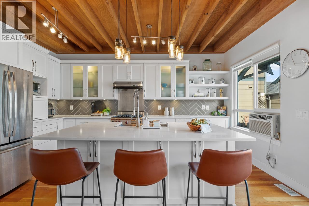 245 HOLLY AVENUE, New Westminster