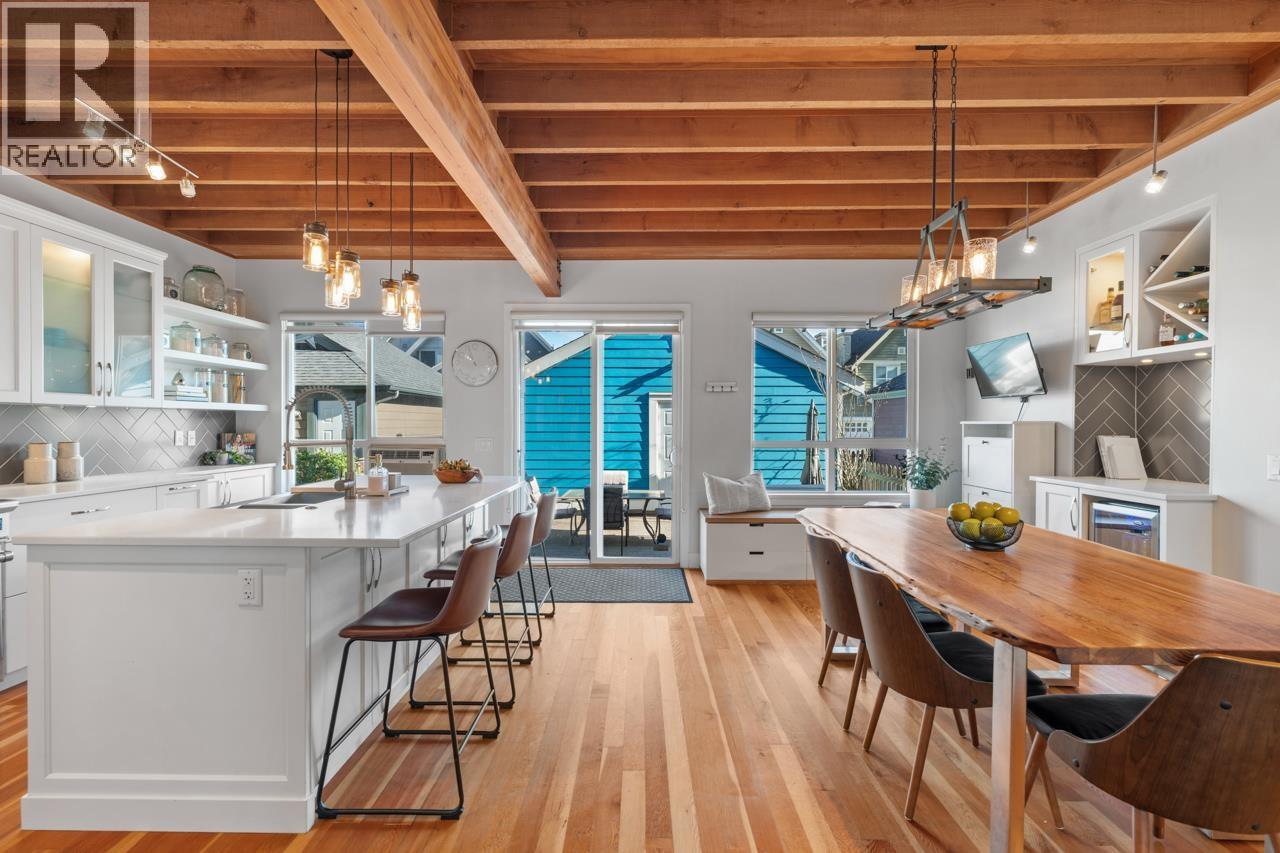 245 HOLLY AVENUE, New Westminster