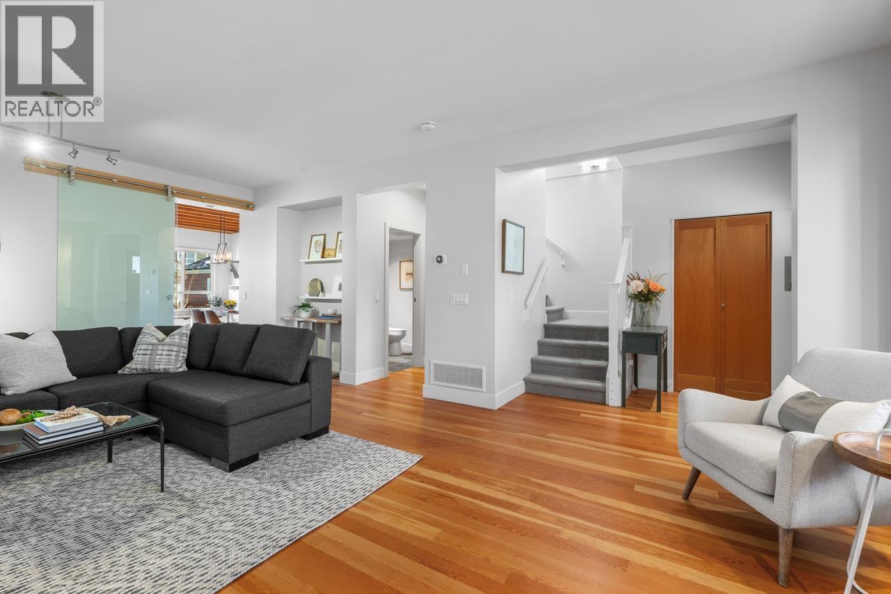 245 HOLLY AVENUE, New Westminster