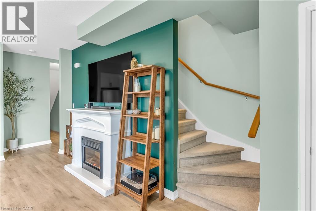 #82 261 WOODBINE AVENUE - 21