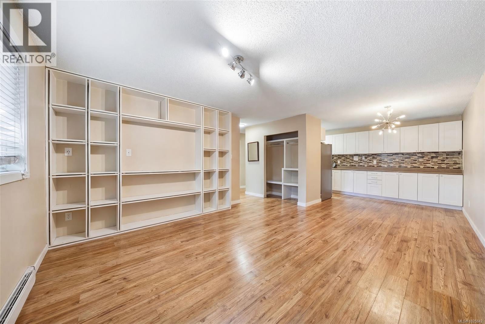 103 3235 Quadra Street, Saanich