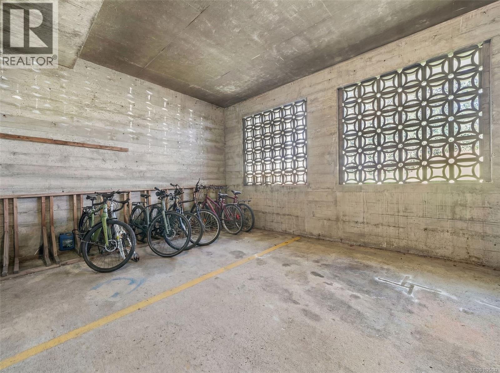 103 3235 Quadra Street, Saanich