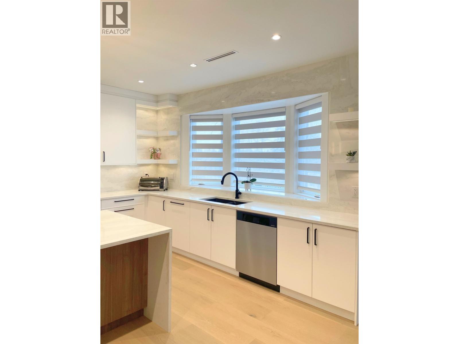 7158 BAYVIEW DRIVE, Burnaby