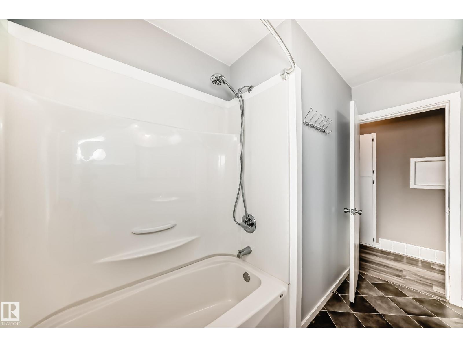 8639 64 AV NW NW - 29
