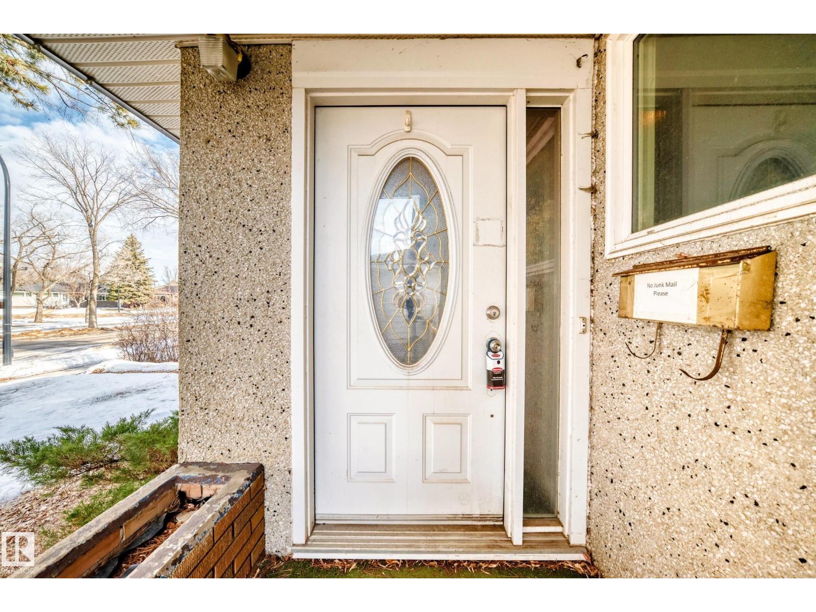 8639 64 AV NW NW - 3