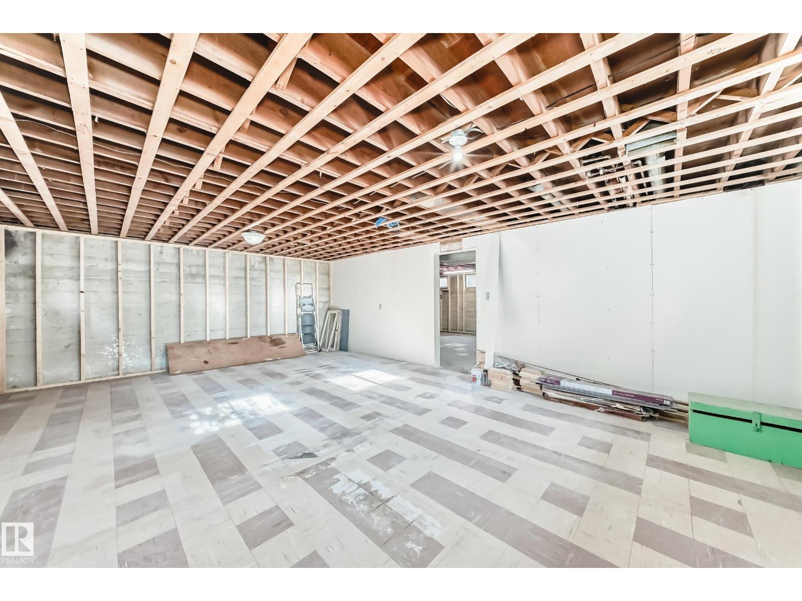 8639 64 AV NW NW - 41