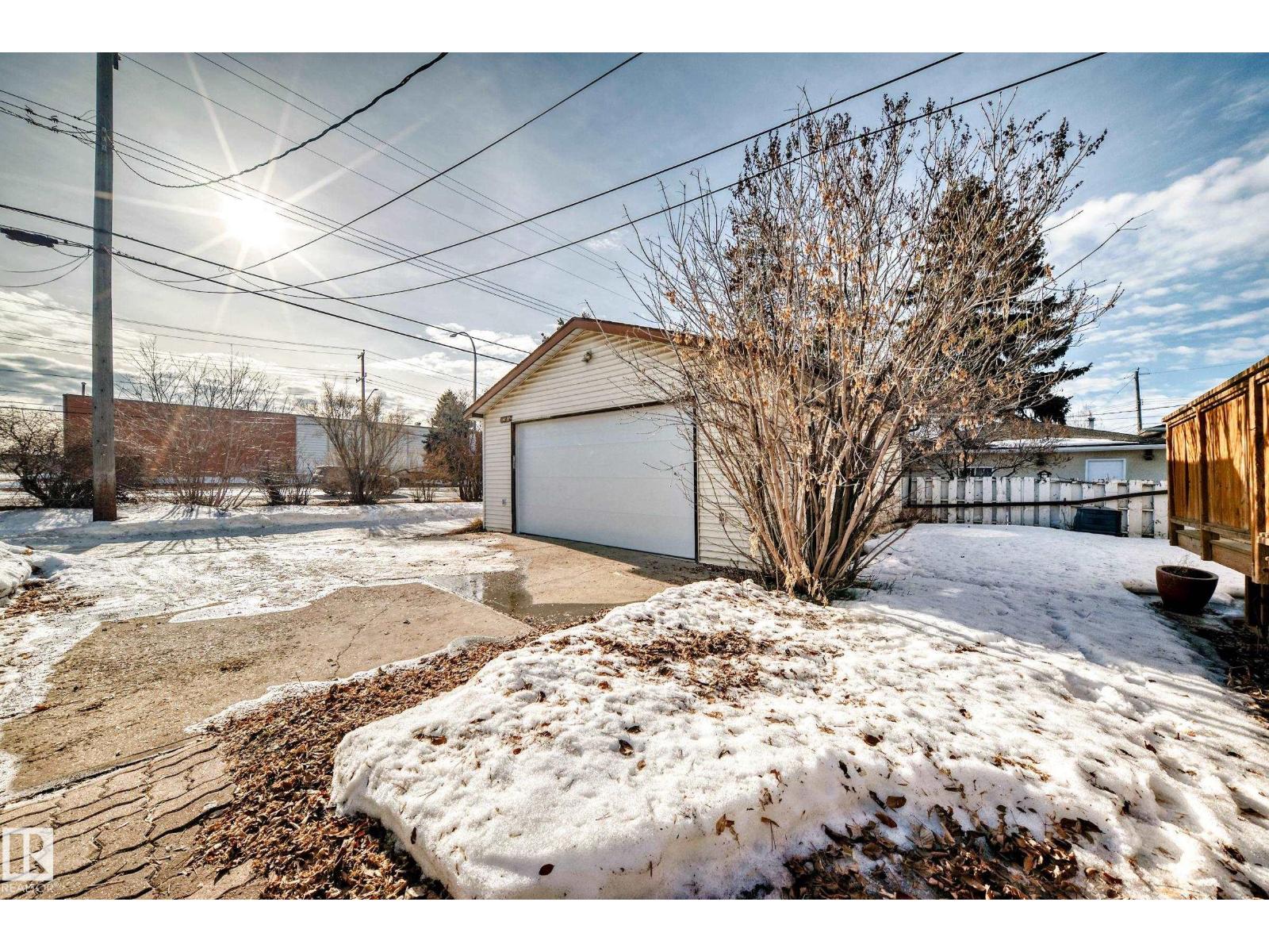 8639 64 AV NW NW - 50