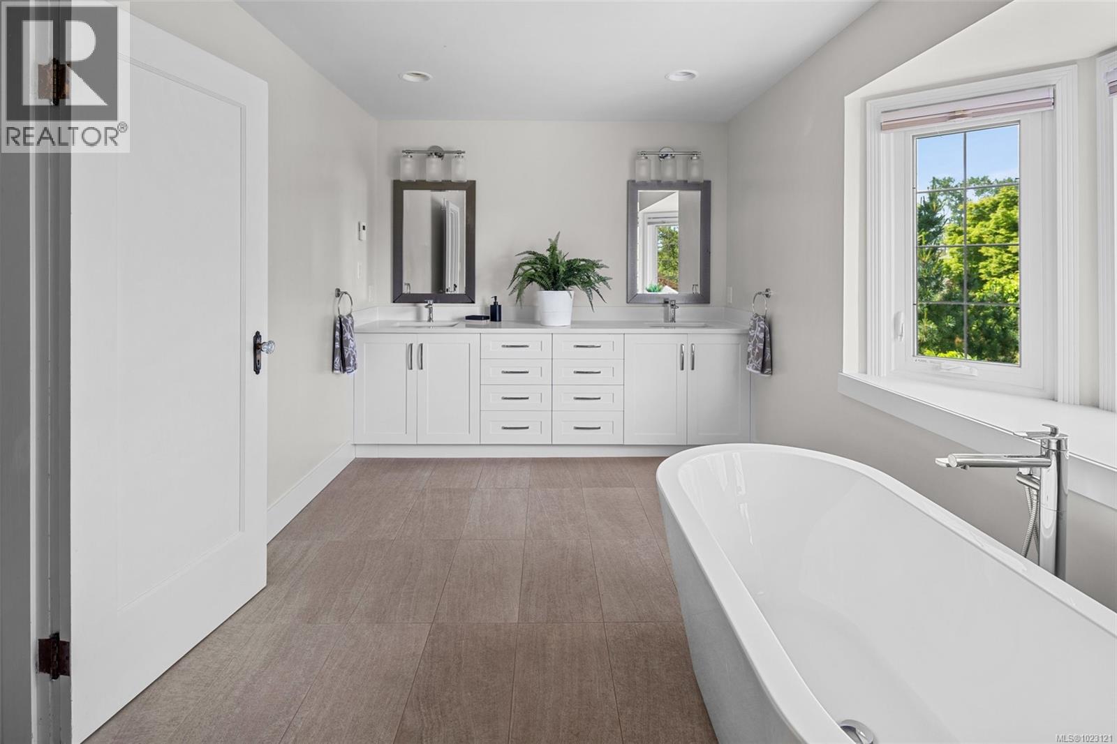  750 Island Road, Oak Bay