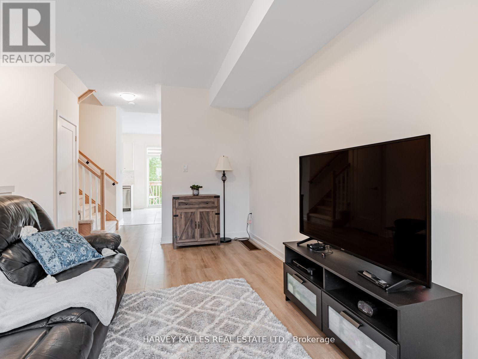 104 LYALL STOKES CIRCLE - 8